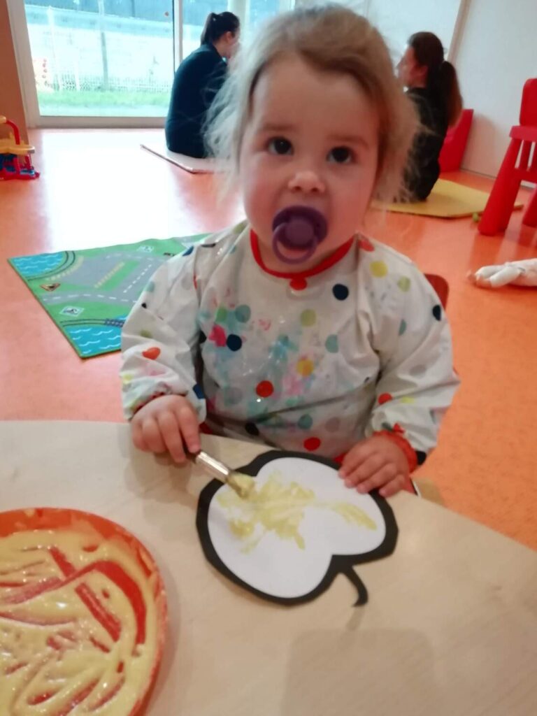 PHOTO D'UNE PETITE FILLE ENTRAIN DE FAIRE UN DESSIN