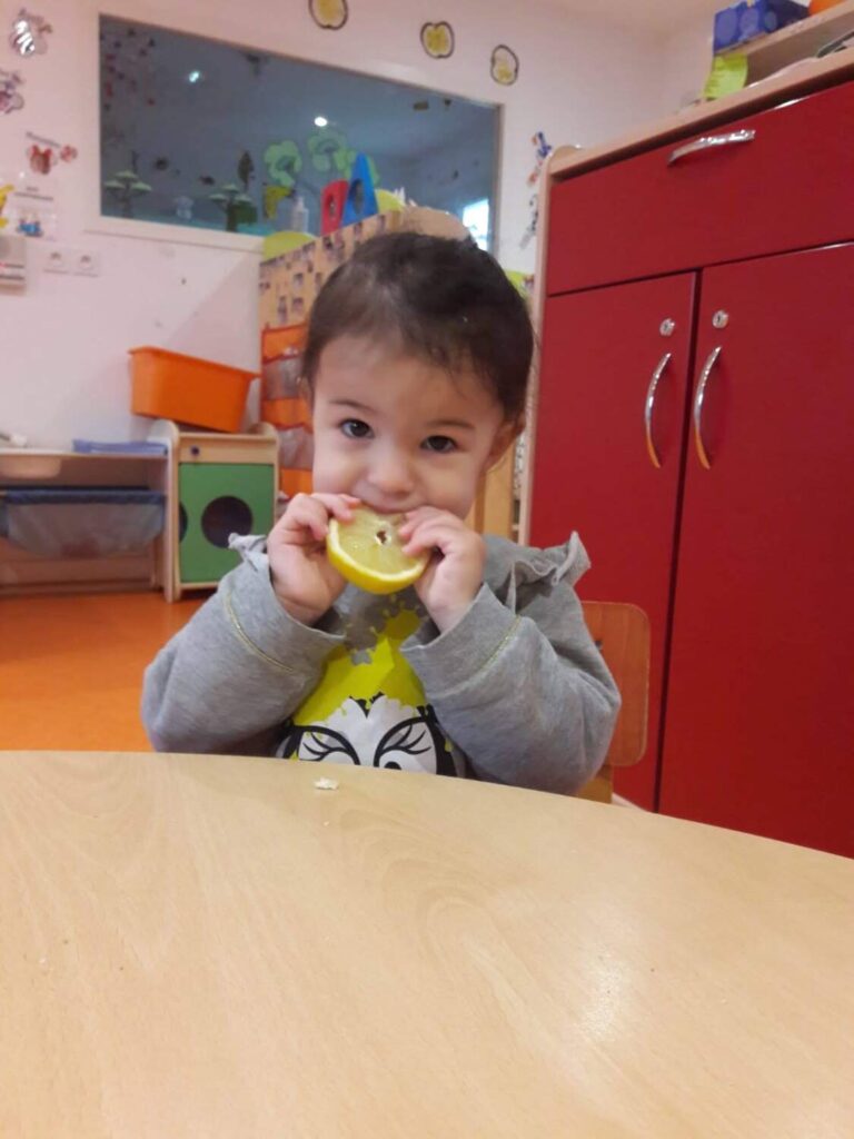 photo d'une petite fille entrain de manger