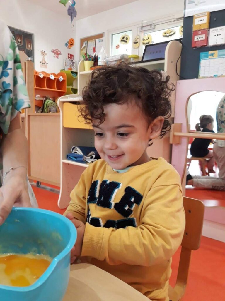 PHOTO D'UN PETIT GARÇON AVEC UN PULL JAUNE