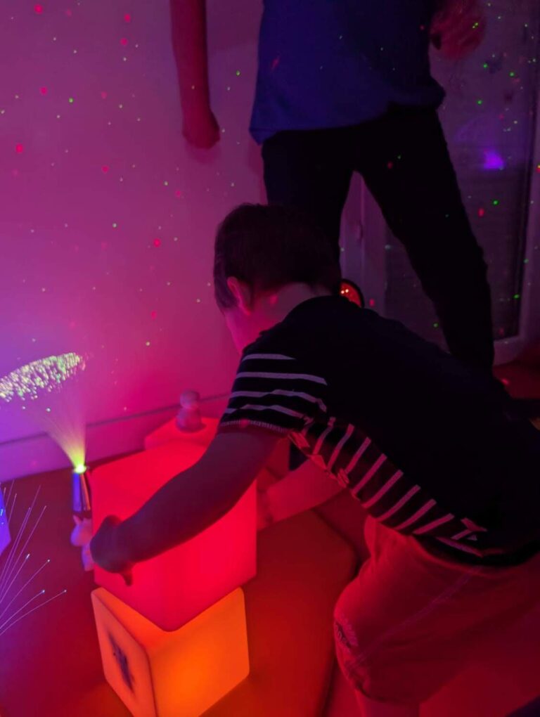 PHOTO DE L'ACTIVITÉ SNOEZELEN ORGANISÉE PAR LA CRÈCHE DES MINIS