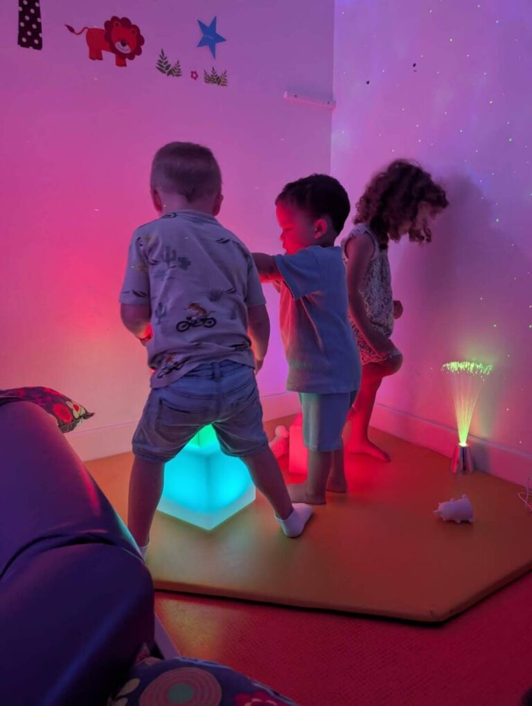 PHOTO DE L'ACTIVITÉ SNOEZELEN ORGANISÉE PAR LA CRÈCHE DES MINIS