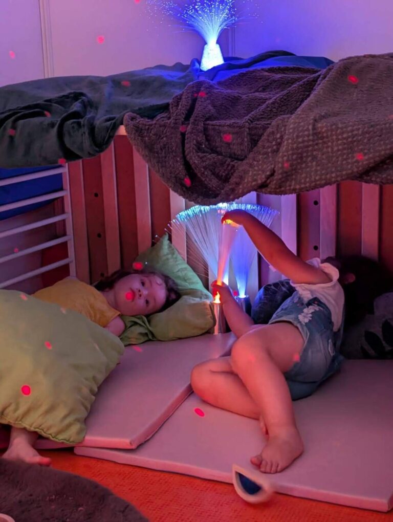 PHOTO DE L'ACTIVITÉ SNOEZELEN ORGANISÉE PAR LA CRÈCHE DES MINIS