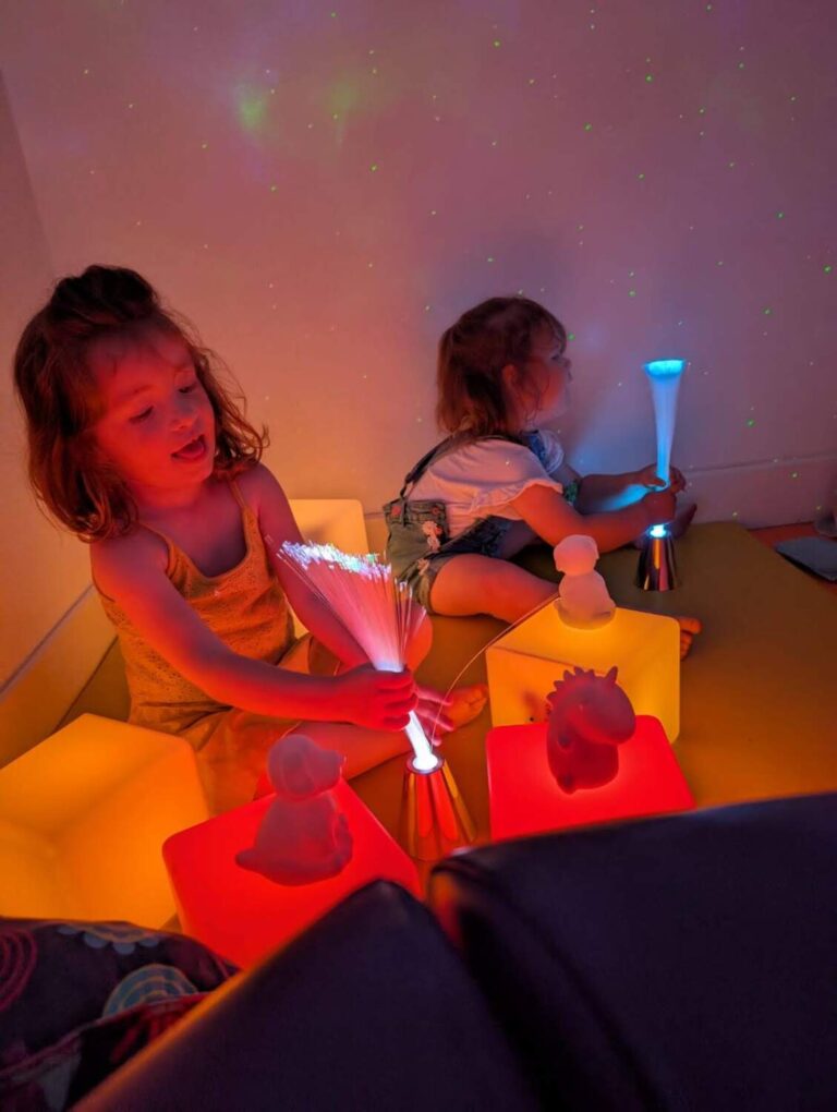 PHOTO DE L'ACTIVITÉ SNOEZELEN ORGANISÉE PAR LA CRÈCHE DES MINIS
