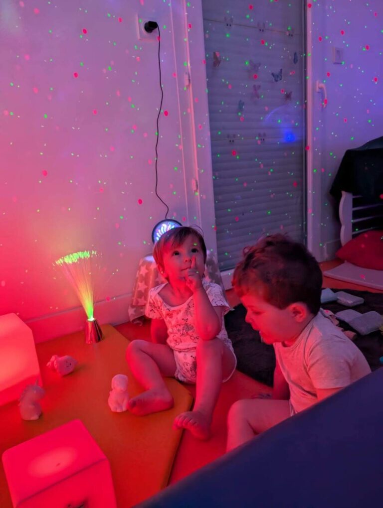 PHOTO DE L'ACTIVITÉ SNOEZELEN ORGANISÉE PAR LA CRÈCHE DES MINIS