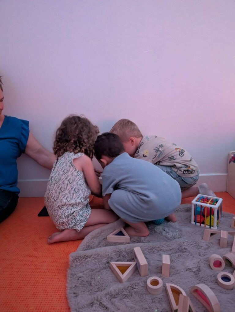 PHOTO DE L'ACTIVITÉ SNOEZELEN ORGANISÉE PAR LA CRÈCHE DES MINIS
